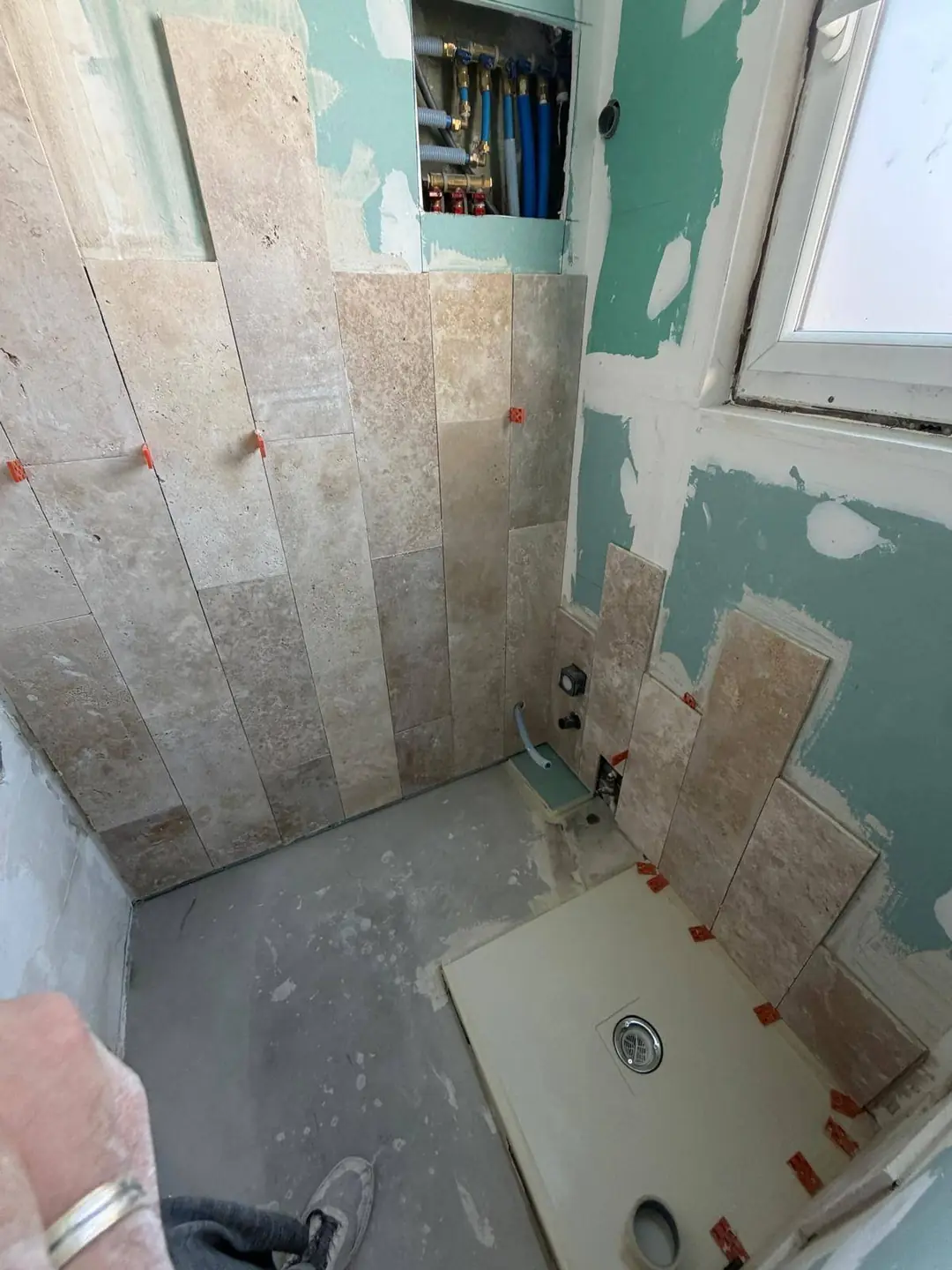 Receveur et revêtement en cours de finition