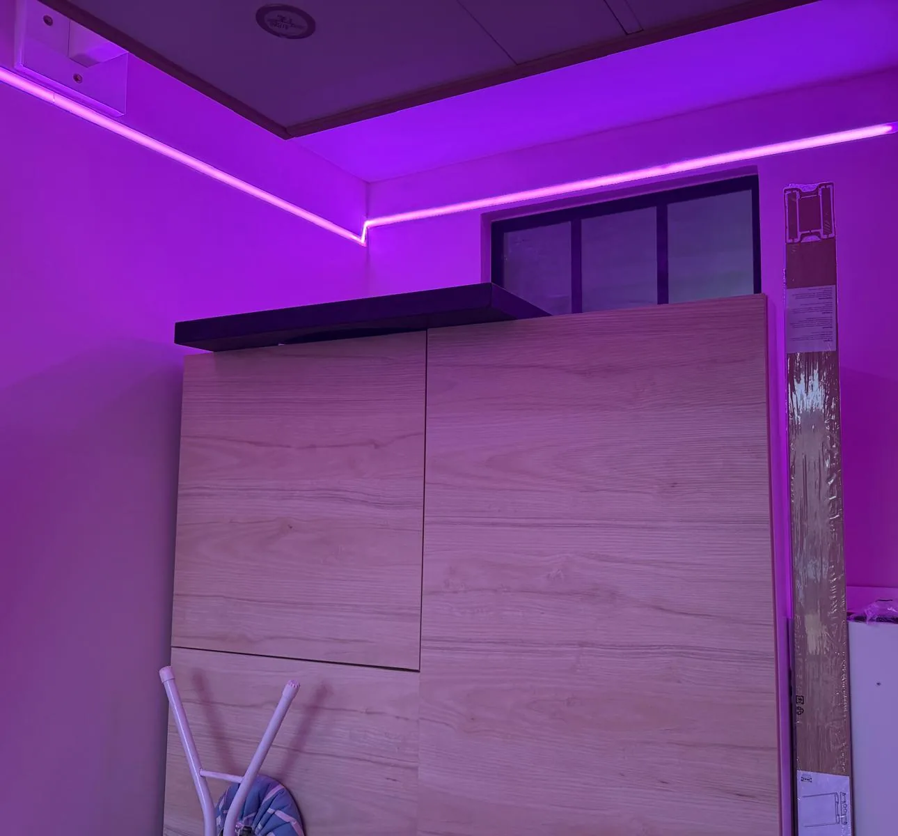 Colonne de rangement bois, verrière noire et ligne lumineuse en essai de réglage