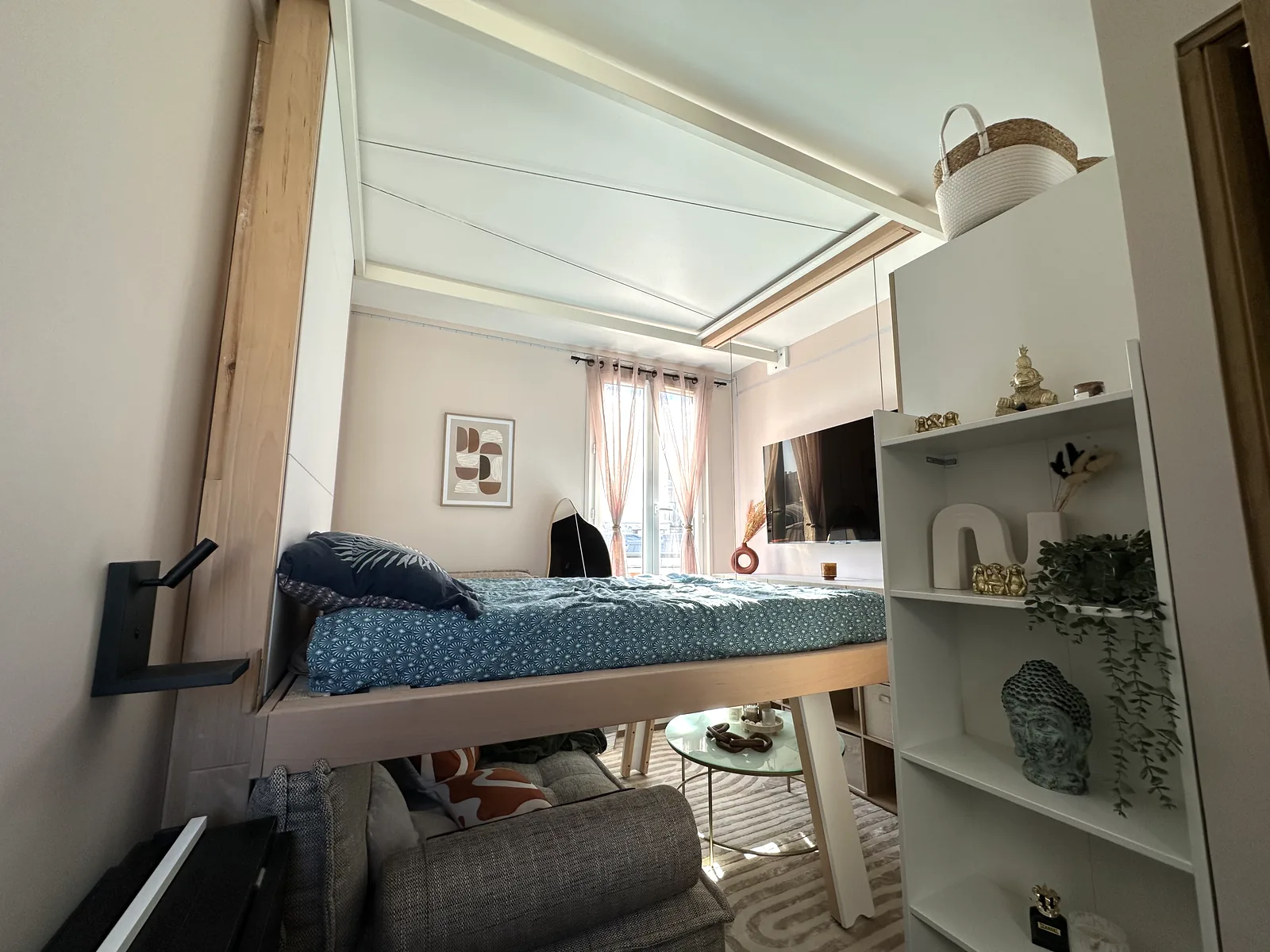 Le lit escamotable descendu en position nuit au-dessus du canapé