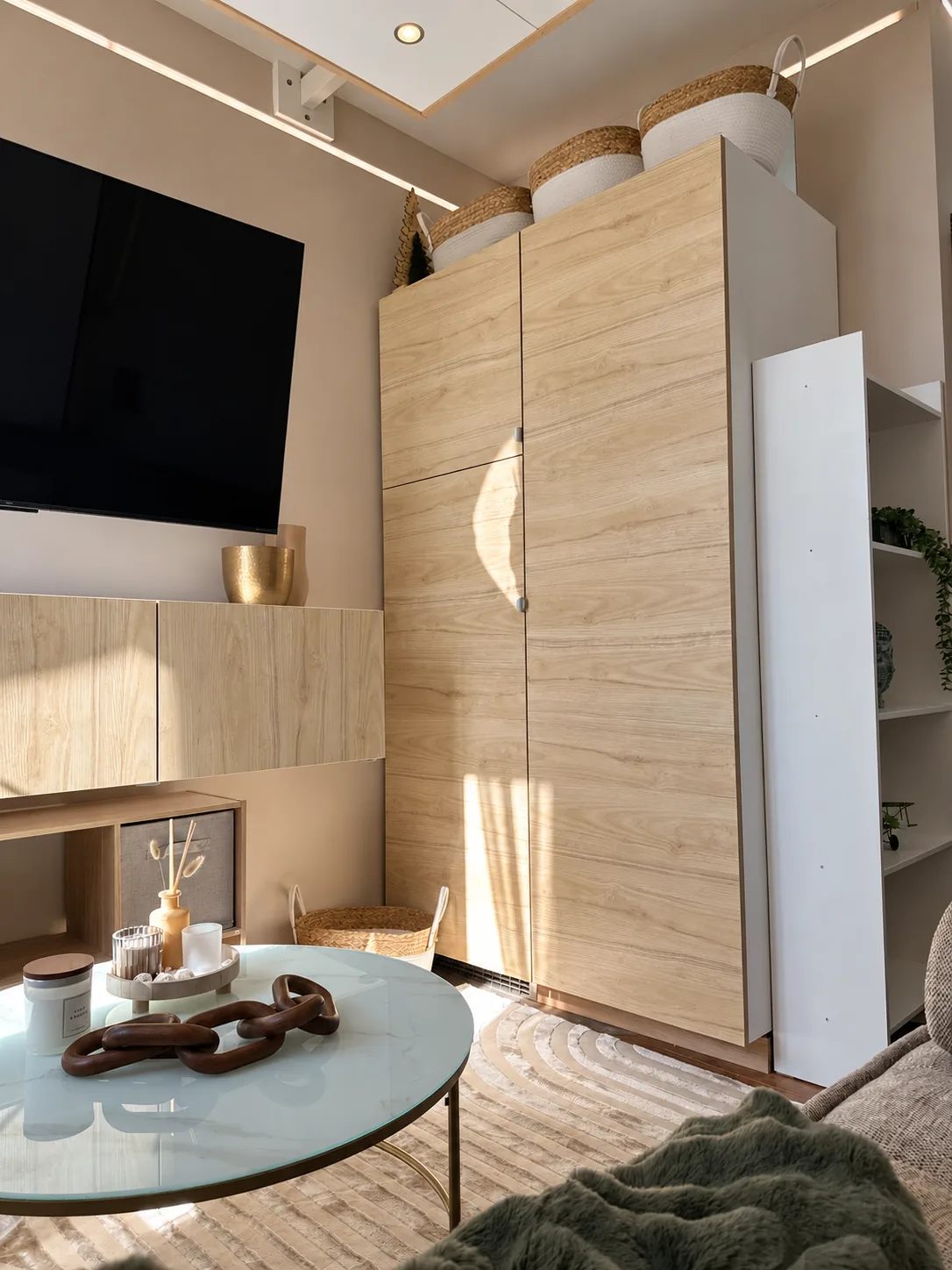 Armoire toute hauteur en bois clair et paniers de rangement